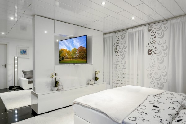 Schicke TV-Wand als Raumteiler mit drehbarem TV-Gerät | TV WALL by